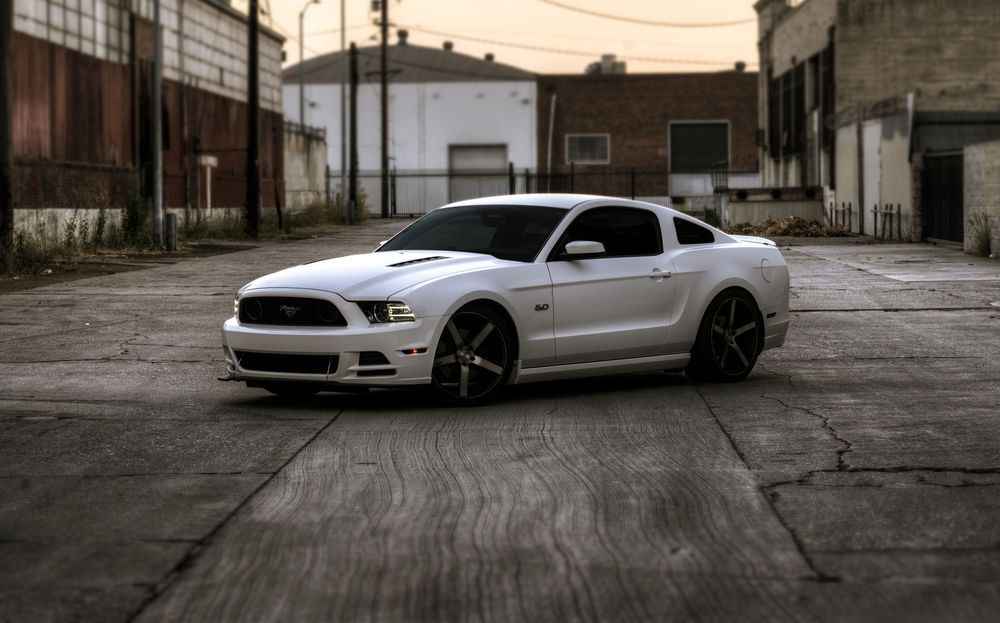 Обои для рабочего стола Ford Mustang GTна площадке между домами