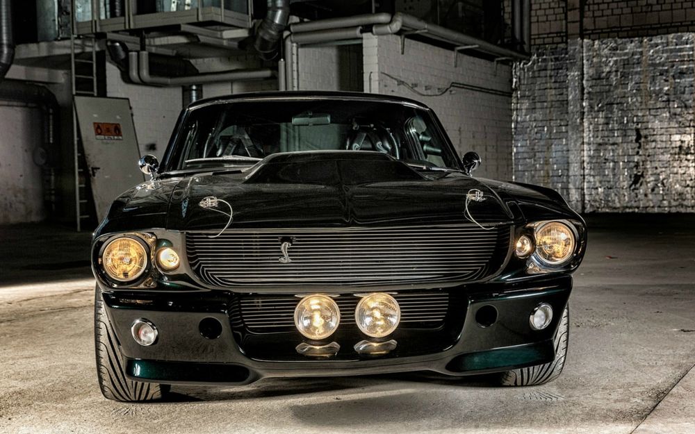 Обои для рабочего стола Ford Mustang Shelby GT 500 в боксе
