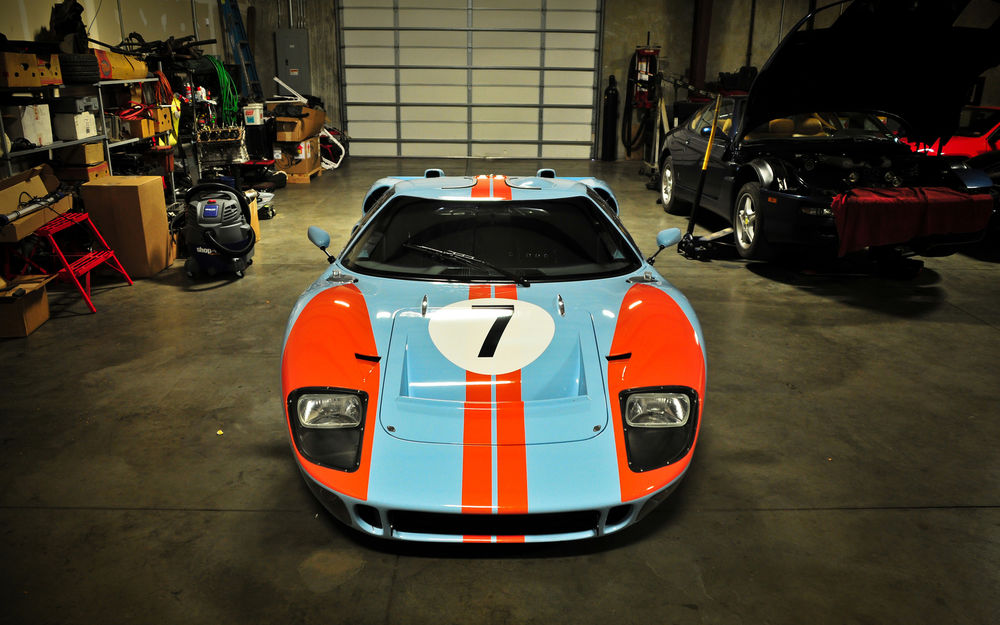 Обои для рабочего стола Ford GT в ремонтном боксе