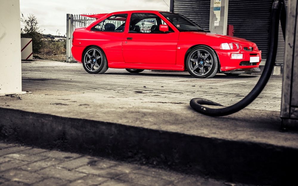Обои для рабочего стола Красный Ford Escort RS Cosworth на автозаправке