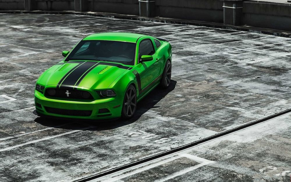 Обои для рабочего стола Ford Mustang на открытой площадке
