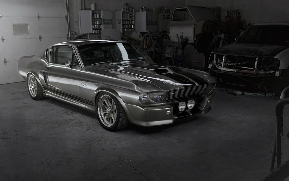 Обои для рабочего стола Ford Mustang Shelby GT500 в ремонтном боксе