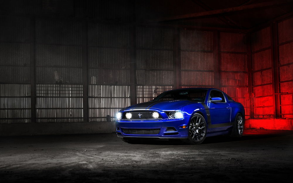 Обои для рабочего стола Ford mustang в темном ангаре