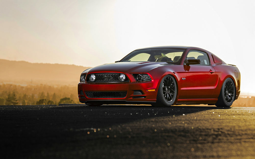 Обои для рабочего стола Ford mustang на дороге на фоне утреннего неба