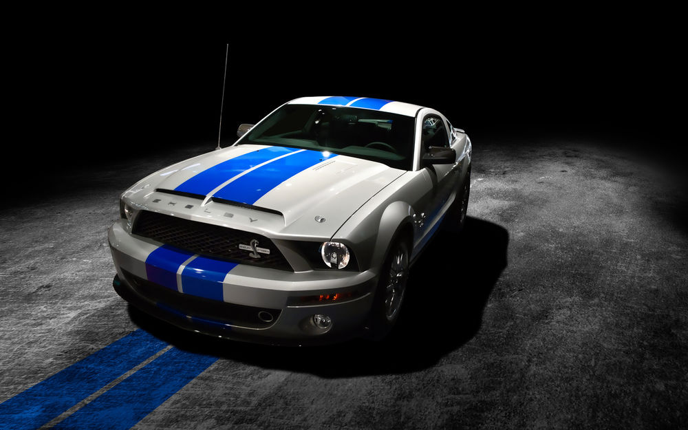 Обои для рабочего стола Ford mustang на ночной площадке