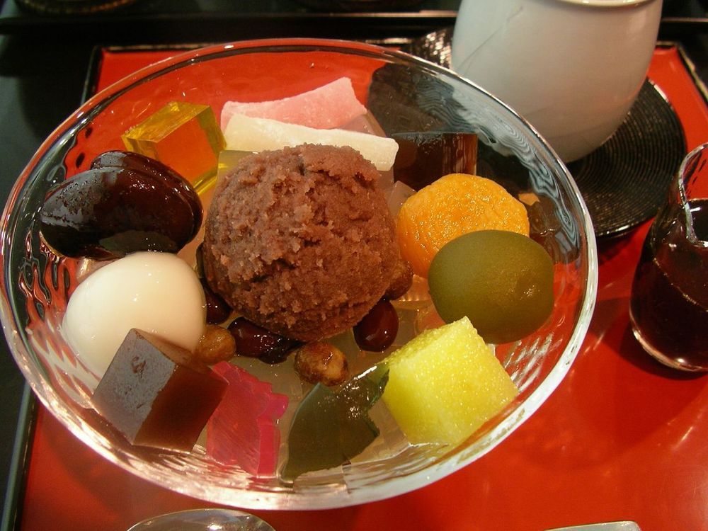 Обои для рабочего стола Wagashi / вагаси, традиционные японские сладости, в стеклянной вазе