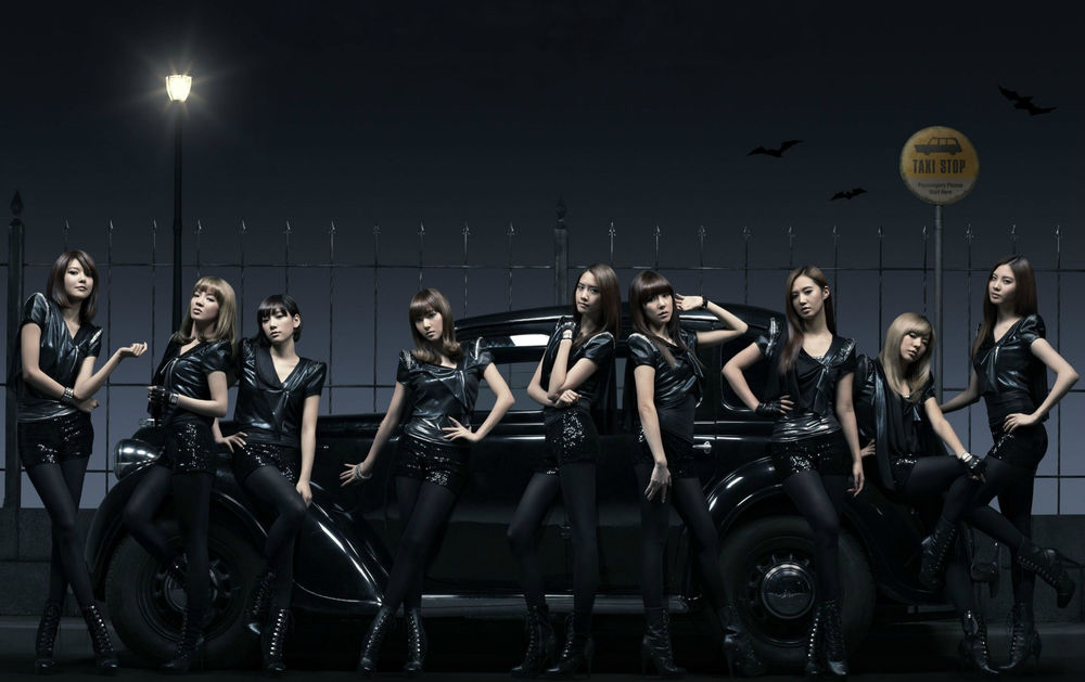 Обои для рабочего стола Группа Girls generation, k-pop, азиатки в черных костюмах позируют на фоне черного автомобиля, Южная Корея
