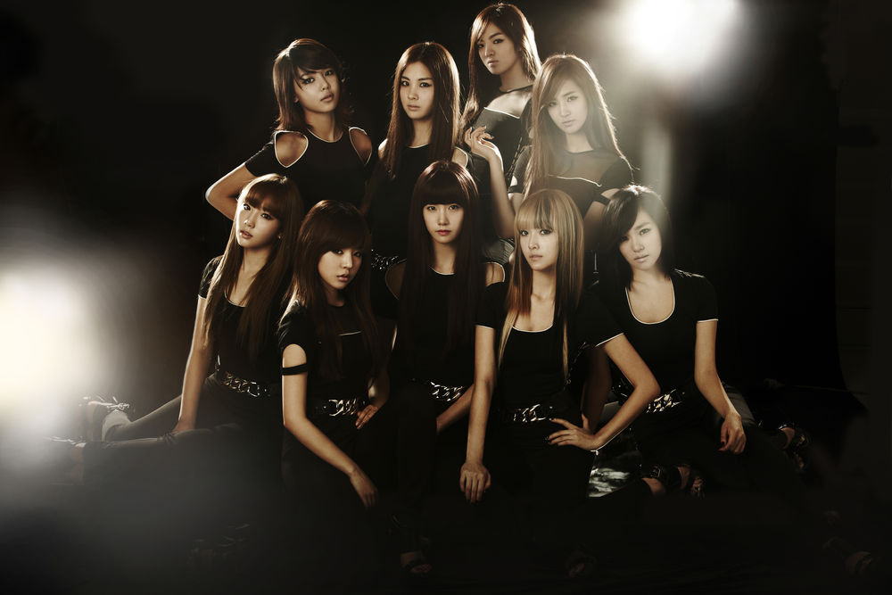Обои для рабочего стола Группа Girls Generation, k-pop, азиатки в черных платьях позируют на черном фоне, Южная Корея