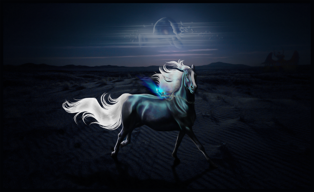 Обои для рабочего стола Лошадь с белыми гривой и хвостом, светящимся амулетом на шее, скачет по ночной пустыне