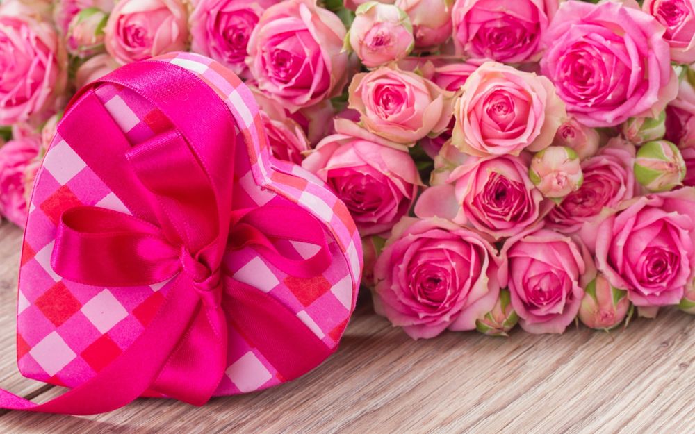 Обои для рабочего стола Букет розовых роз и подарочная коробка в виде сердца с бантиком