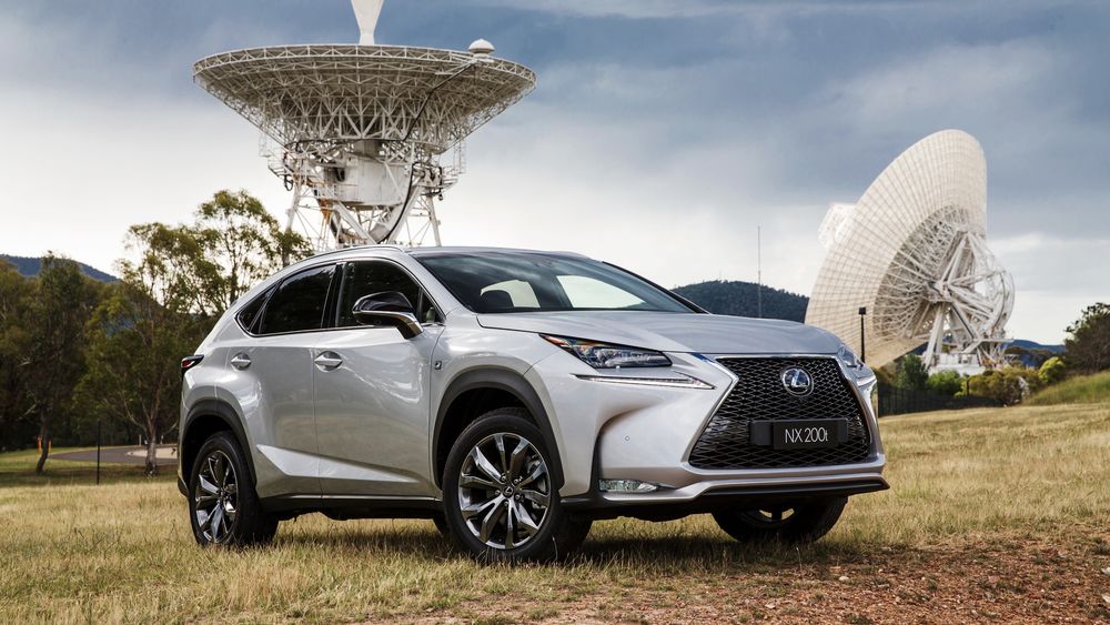 Обои для рабочего стола Лексус / Lexus NX стоящий на фоне локаторов