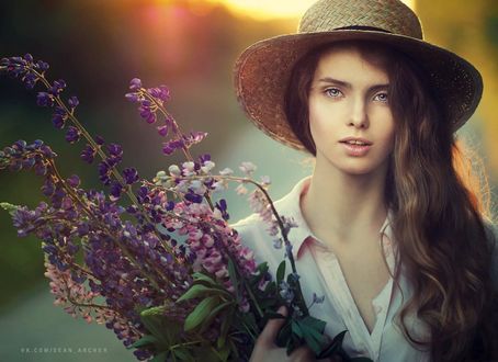 Обои на рабочий стол Девушка с лавандовым букетом, фотограф Sean Archer