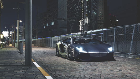 Обои на рабочий стол Синий Lamborghini на дороге