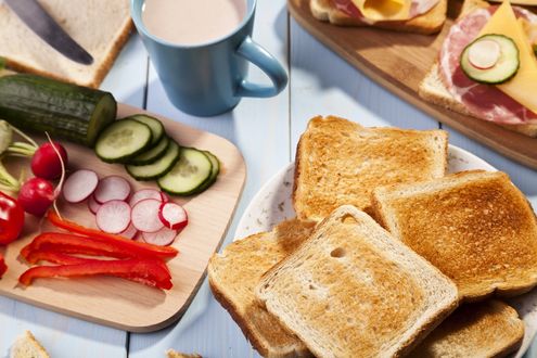 Обои на рабочий стол Тосты рядом с доской с овощами