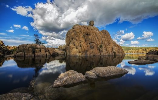 Обои на рабочий стол Каменистые горные образования в воде под белыми облаками, ву Danilo Faria
