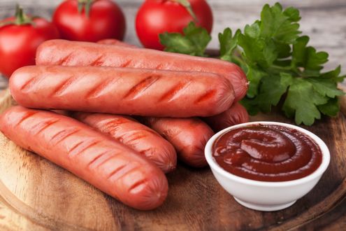 Обои на рабочий стол Сосиски с кетчупом и овощами