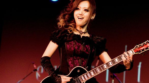 Обои на рабочий стол Exist Trans, j-rock, Miko, азиатка с гитарой на концерте, Япония