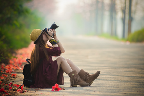 Обои на рабочий стол Девушка с фотоаппаратом сидит на дороге, ву Wiwi Liu