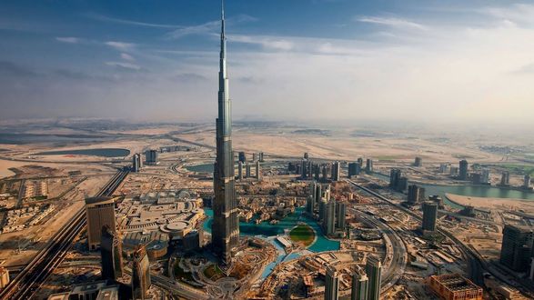 Обои на рабочий стол Самое высокое в мире здание Бурдж-Халифа / Burj Khalifa, окруженное бассейнами, на фоне других небоскребов, Дубаи, ОАЭ / Dubai, UAE