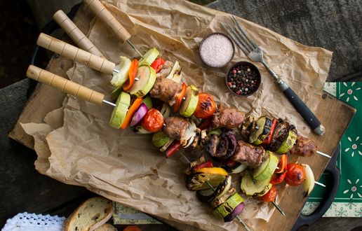 Обои на рабочий стол Шашлыки из мяса и овощей, соль специи по вкусу