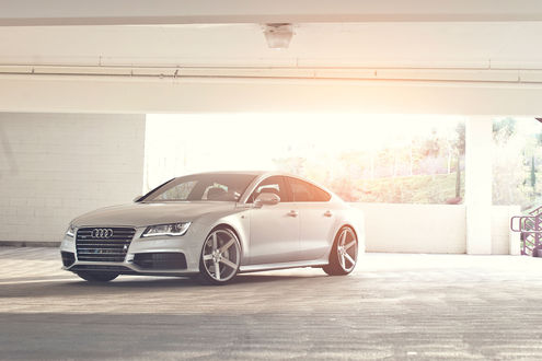 Обои на рабочий стол Машина AUDI стоит на парковке