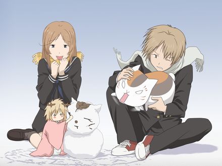 Обои на рабочий стол Natsume Takashi / Нацумэ Такаши, Nyanko-sensei / Нянко-Сенсей и Тouru Тaki / Тоору Таки смотрят, как Тама лепит снеговика в виде кота, из аниме Natsume Yuujinchou / Тетрадь друзей Нацумэ