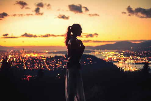Обои на рабочий стол Девушка стоит на фоне города, ву Lizzy Gadd
