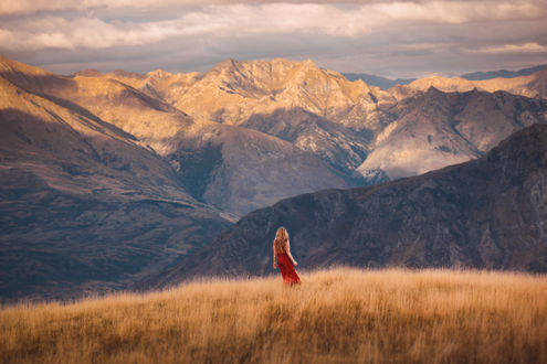Обои на рабочий стол Девушка стоит на фоне гор, ву Lizzy Gadd