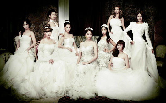 Обои на рабочий стол Группа Girls generation, k-pop, азиатки в свадебных платьях и украшениях позируют в темном интерьере, Южная Корея