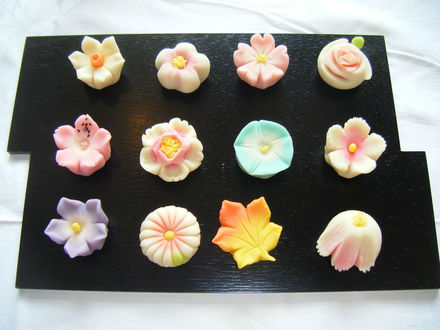 Обои на рабочий стол Wagashi / вагаси, традиционные японские сладости на подносе