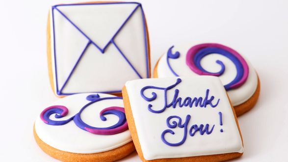 Обои на рабочий стол Печенье с рисунками в виде конверта и надписи Thank You! (спасибо!) на белом фоне