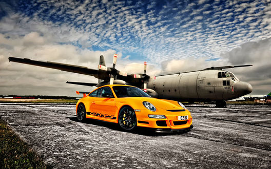 Обои на рабочий стол Желтый porshe и самолет boing