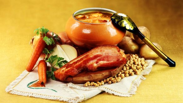 Обои на рабочий стол Горшочек с супом, беконом и овощами