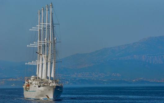 Обои на рабочий стол Корабль плывет по морю