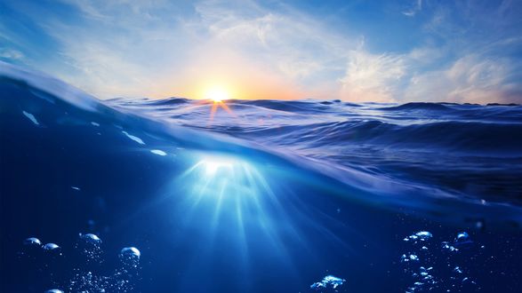 Обои на рабочий стол Солнечные лучи под водой