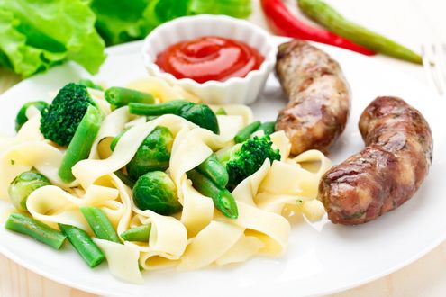 Обои на рабочий стол Купаты с макаронами и соусом