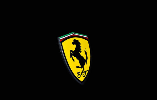 Обои на рабочий стол Логотип Ferrari на черном фоне