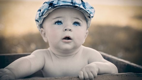 Обои на рабочий стол Малыш в кепке