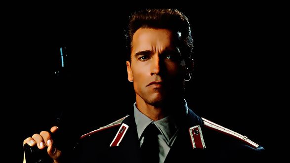 Обои на рабочий стол Arnold Schwarzenegger / Арнольд Шварцнеггер с пистолетом