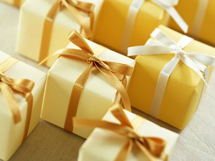 Обои на рабочий стол Подарочные коробочки, перевязанные леночками