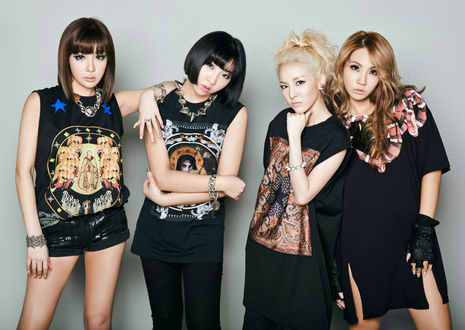 Обои на рабочий стол Группа 2ne1, k-pop, Cl, Dom, Dara, Minzy, 4 азиатки позируют в черных майках, Южная Корея