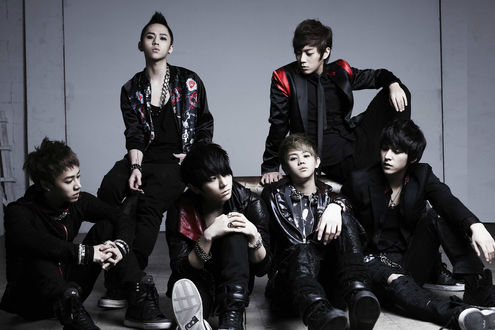 Обои на рабочий стол Группа B2ST, k-pop, парни сидя позируют на сером фоне, Южная Корея