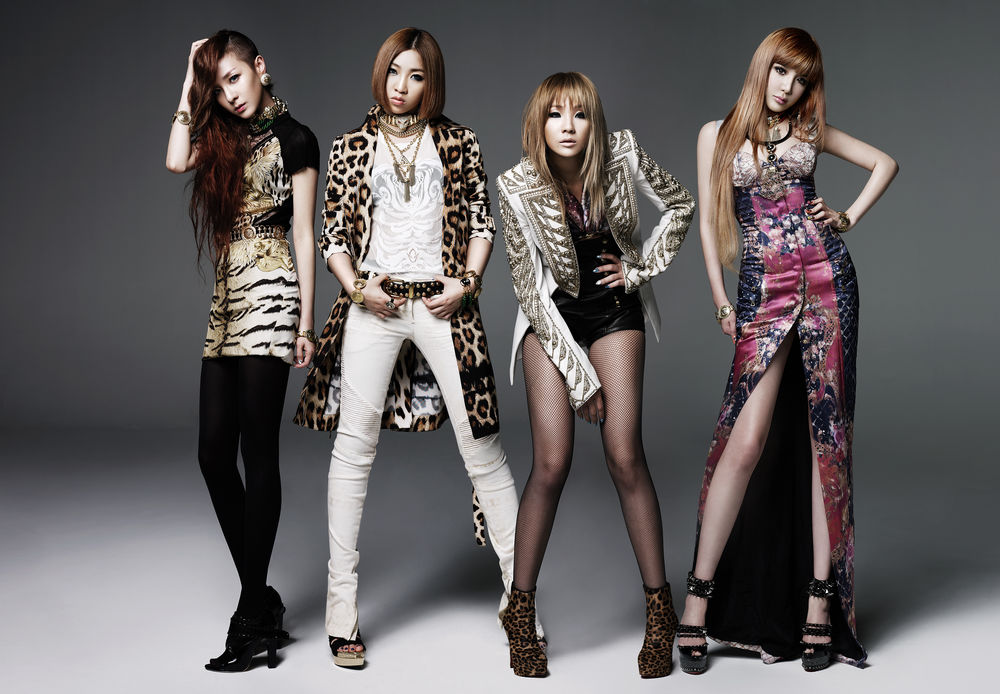 Обои для рабочего стола Группа 2ne1, K-pop, азиатки в модной одежде позируют на сером фоне, Южная Корея