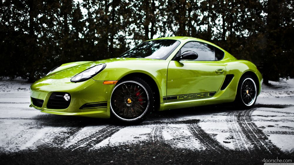 Обои для рабочего стола Салатовая porsche на черно белом фоне