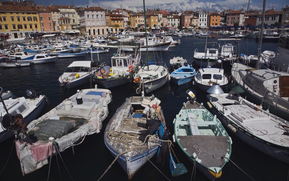 Обои для рабочего стола Суда в порту горда Ровинь / Rovinj, Республика Хорватия / Republika Hrvatska