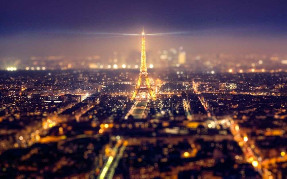 Обои для рабочего стола Эйфелева башня над ночным Парижем
