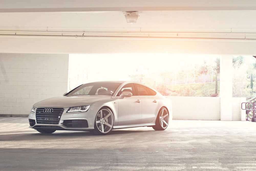 Обои для рабочего стола Машина AUDI стоит на парковке
