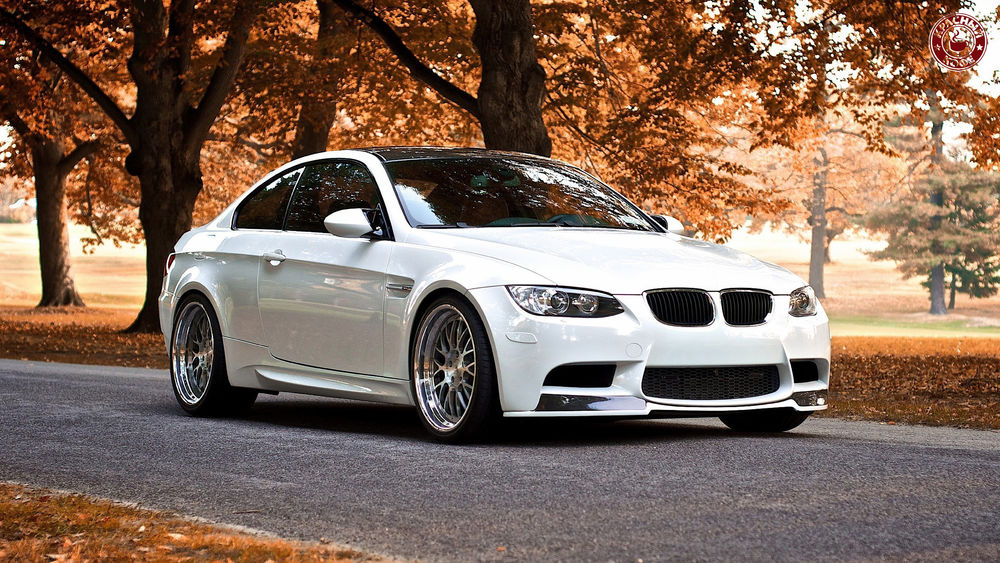 Обои для рабочего стола Белый BMW на дороге