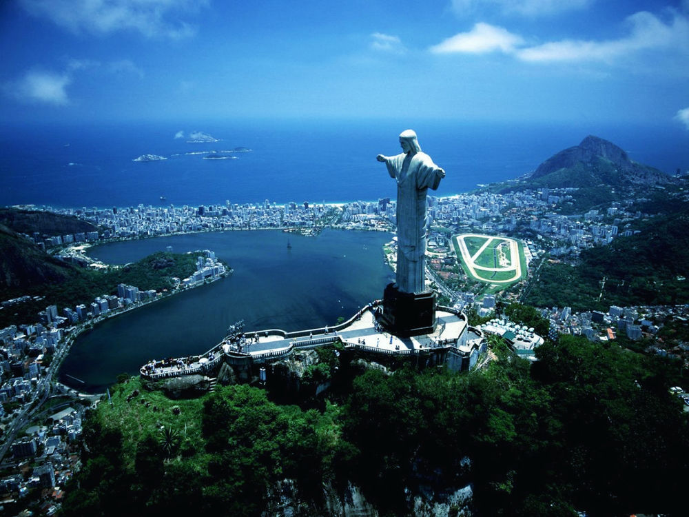 Обои для рабочего стола Статуя Христа-Искупителя / Cristo Redentor с распростертыми руками на вершине горы Корковаду в Рио-де-Жанейро / Rio de Janeiro