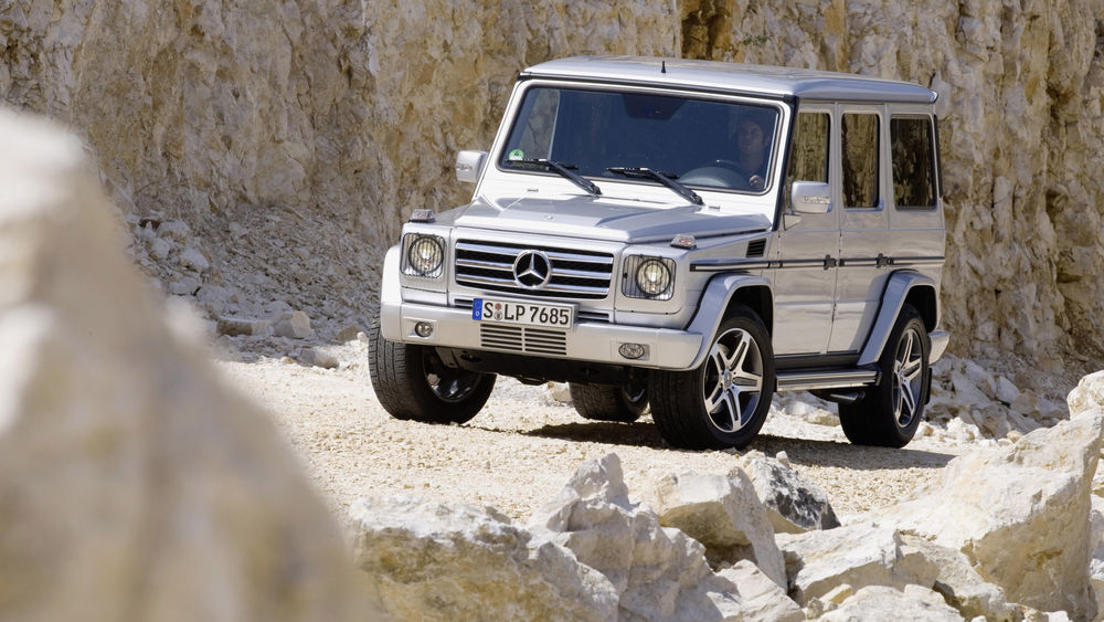 Обои для рабочего стола Серебрянный mercedes gelenvagen стоит камне